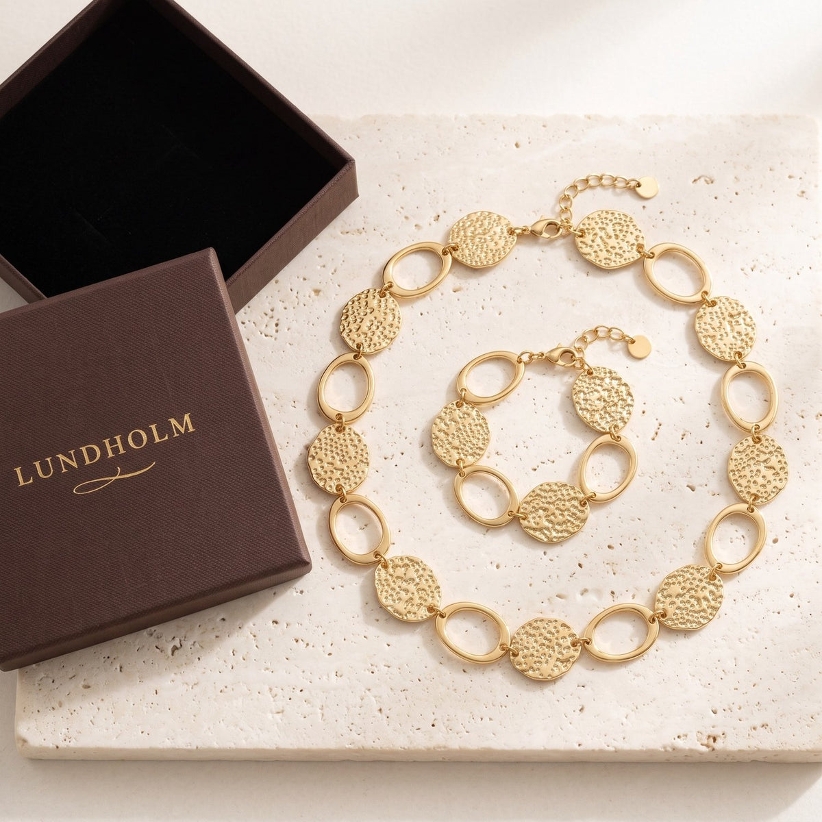 Lundholm Victoria ketting en armband goud bij luxe Lundholm doosje