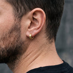 Lundholm Oscar heren earcuff oorbellen, goudkleurig, gedragen