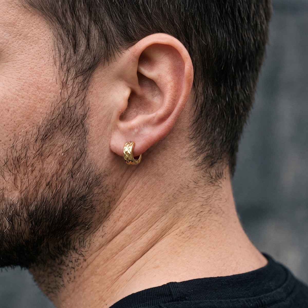 Lundholm Oscar heren earcuff oorbellen, goudkleurig, gedragen