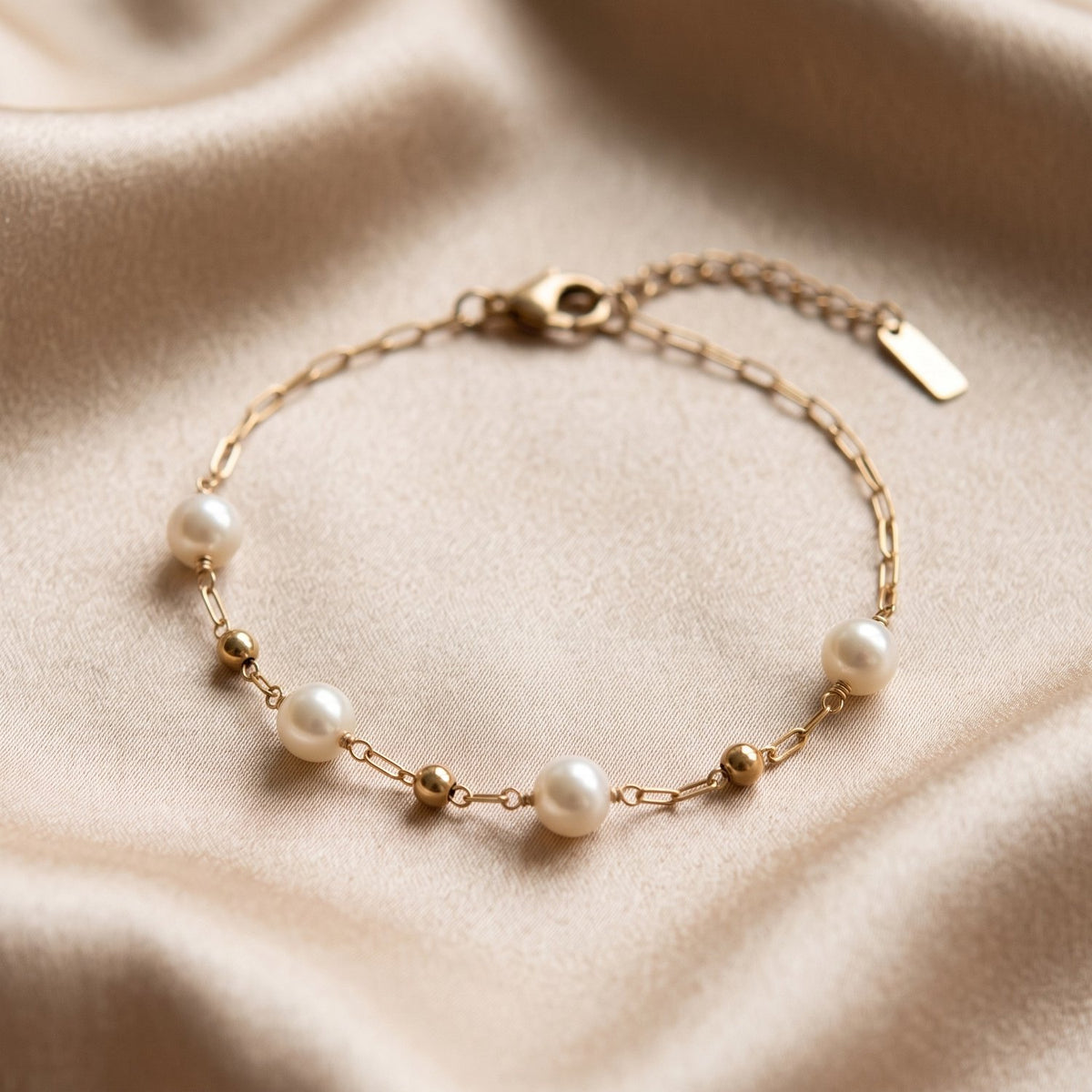 Vivienne Armband Stainless Steel Fijne Parelarmband met Witte Parels Goudkleurig foto 4