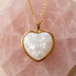 Lundholm Beatrice ketting met hanger hart parelmoer, goudkleurig, detail