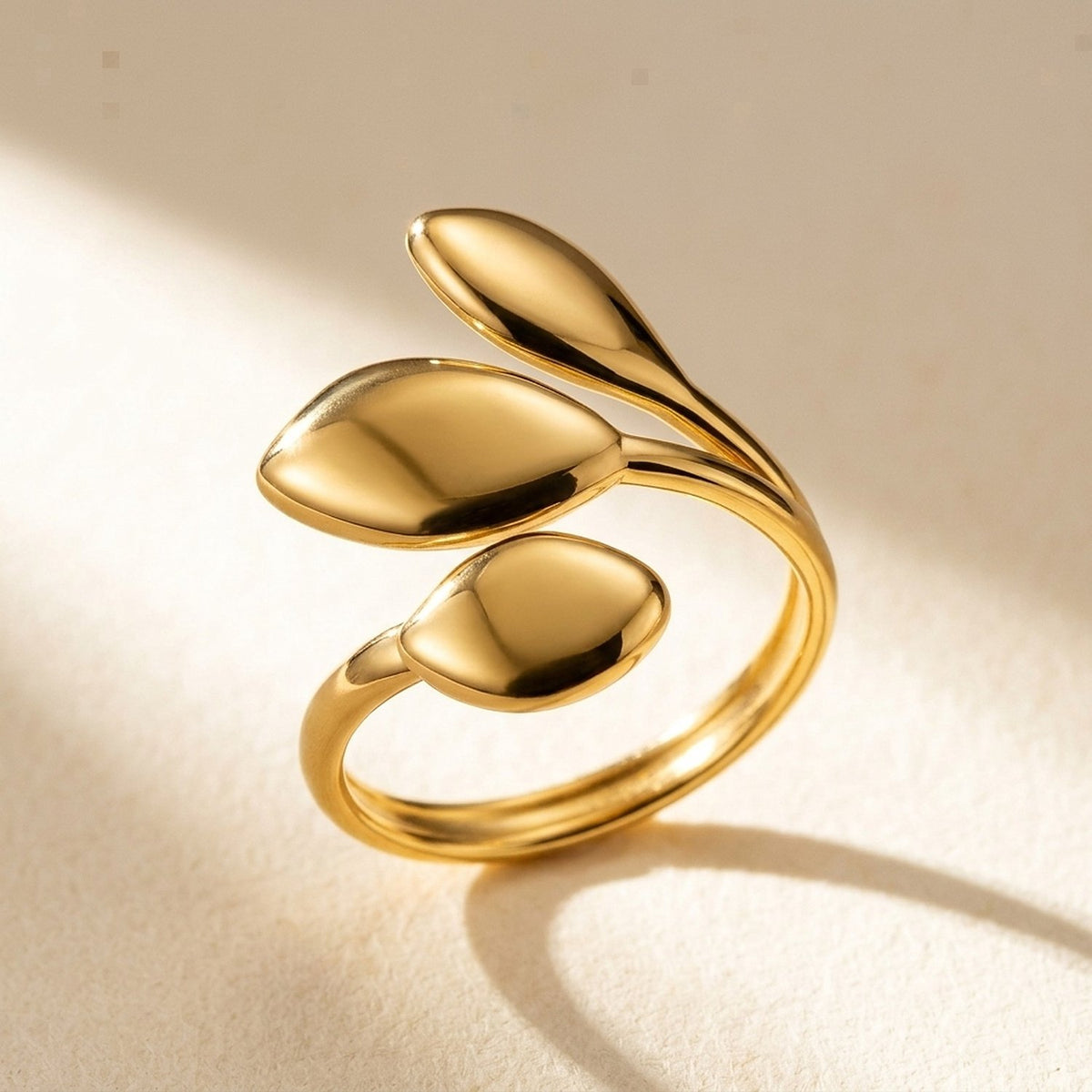 Lundholm Vilma blaadjes statement ring goudkleurig