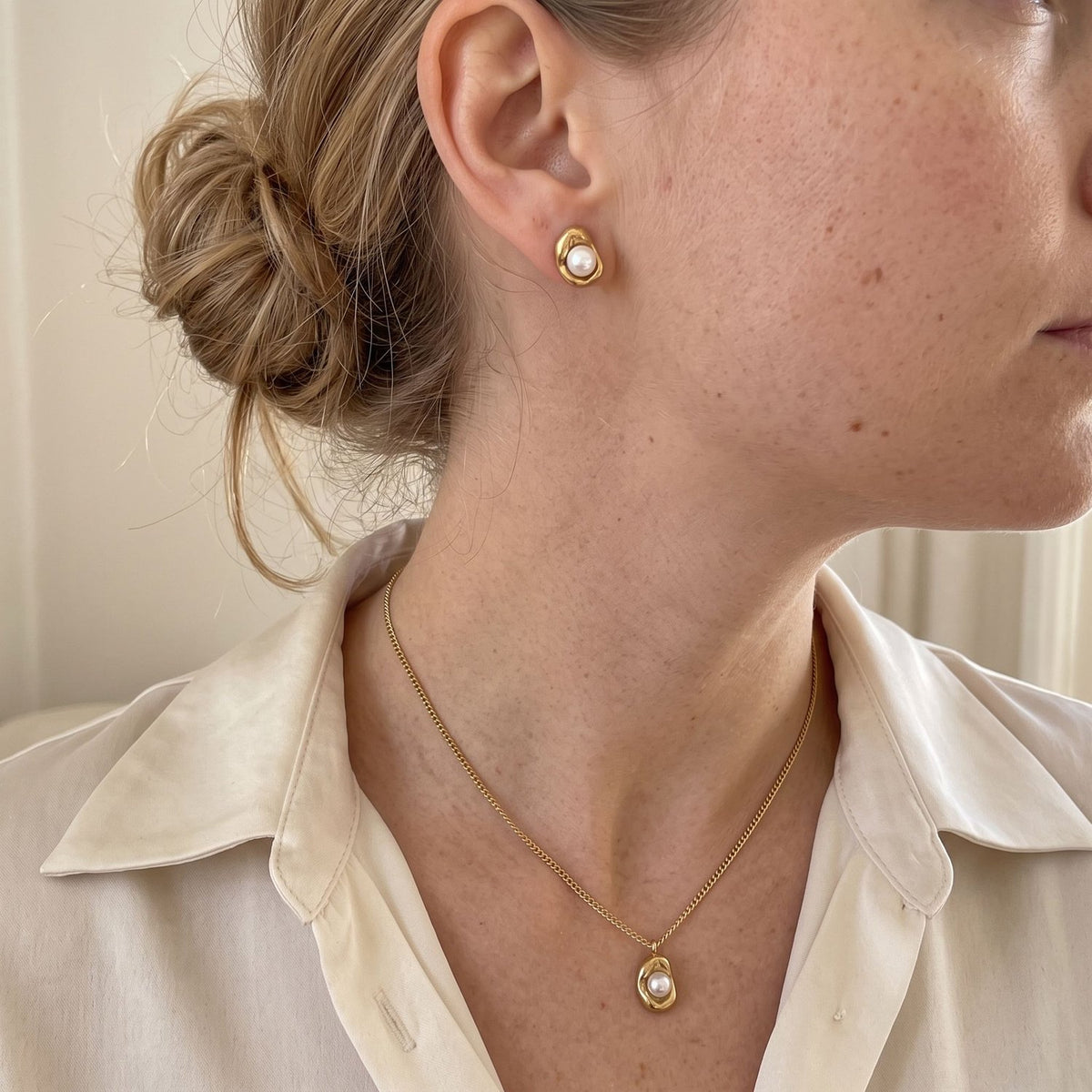 Lundholm Whitney parel ketting en oorknopjes gedragen