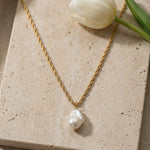 Lundholm Noelle parelketting met barokparel, goudkleurig, detail