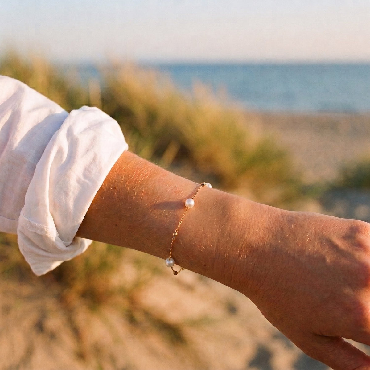 Vivienne Armband Stainless Steel Fijne Parelarmband met Witte Parels Goudkleurig foto 5