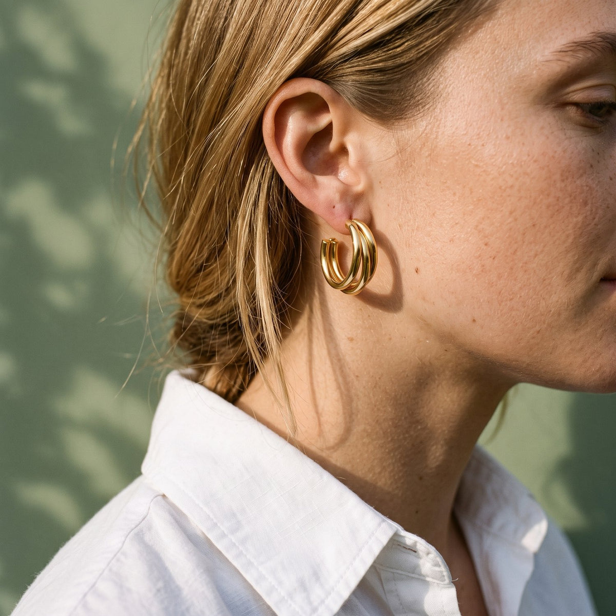Lundholm Thea bold hoops goudkleurig gedragen