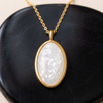 Lundholm Beatrice ketting met hanger ovaal parelmoer, goudkleurig, detail