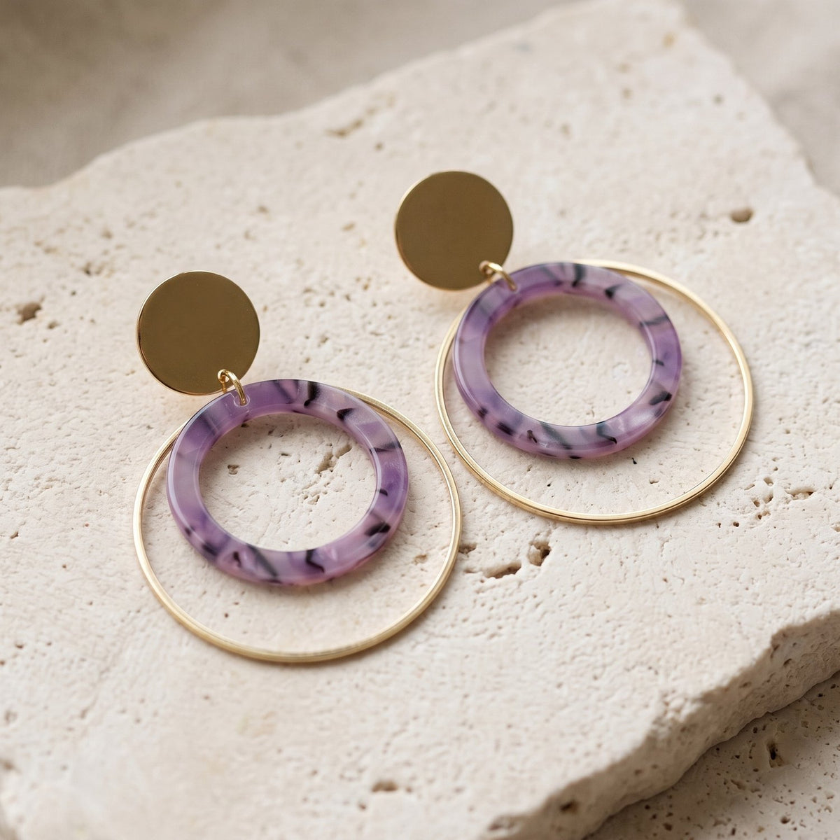 Lundholm Lucienne statement oorbellen goudkleurig met lila ring