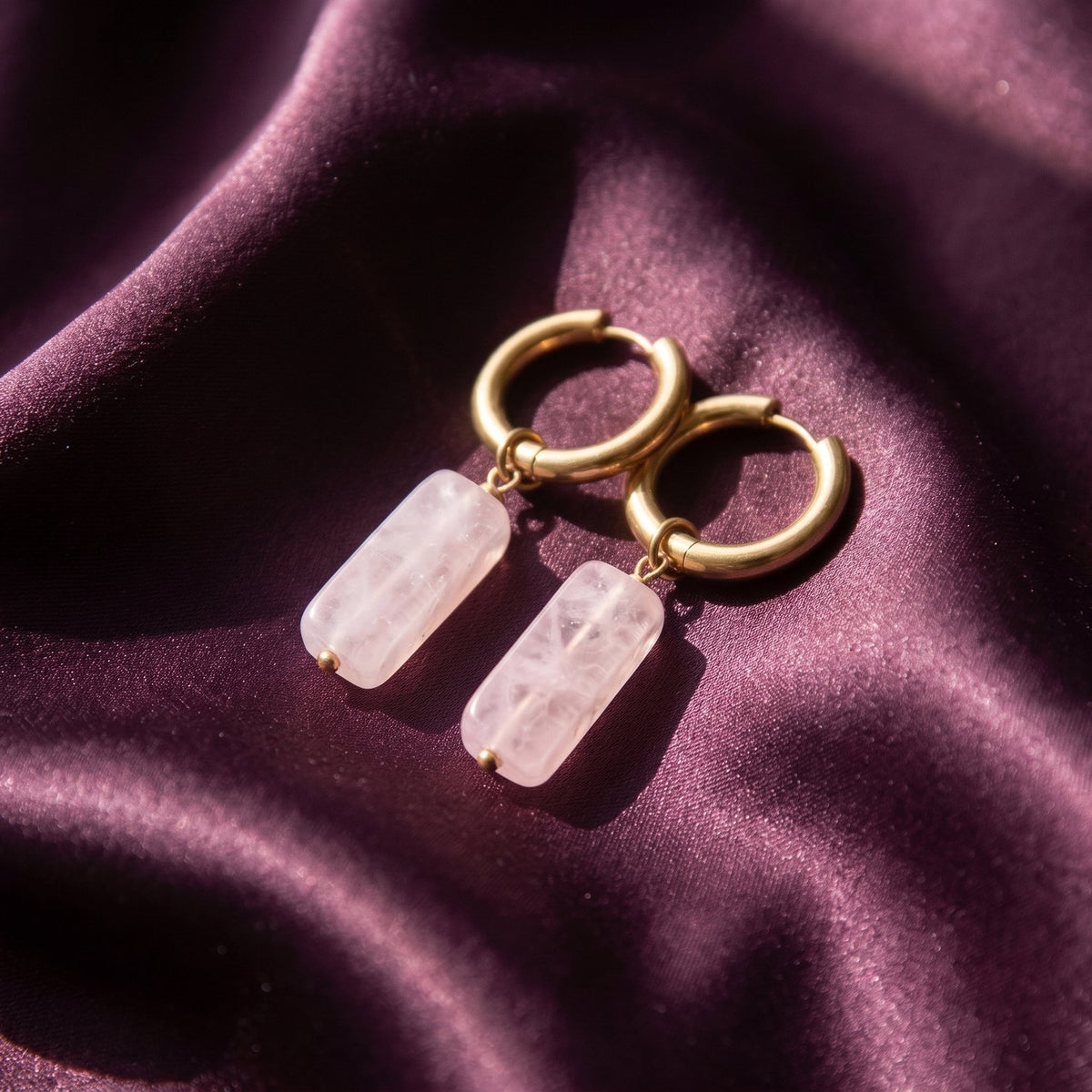 Lundholm Ottilie oorringen met rozenkwarts, goudkleurig, detail