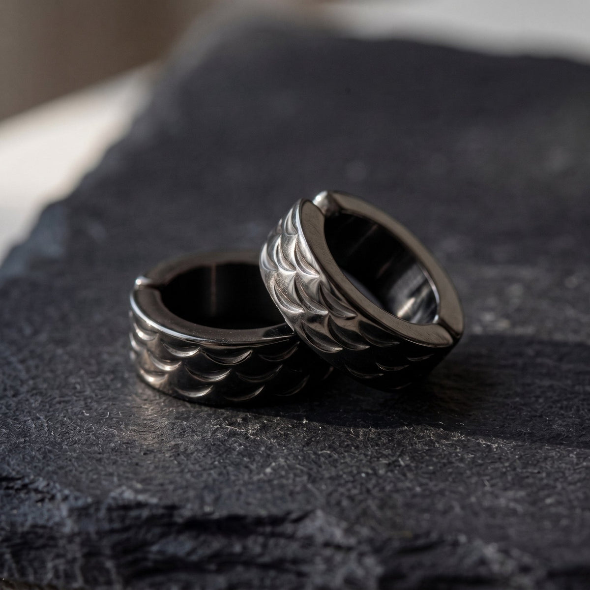 Lundholm Oscar heren earcuff oorbellen, zwart, detail
