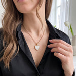 Lundholm Beatrice ketting met hanger hart parelmoer, goudkleurig, gedragen