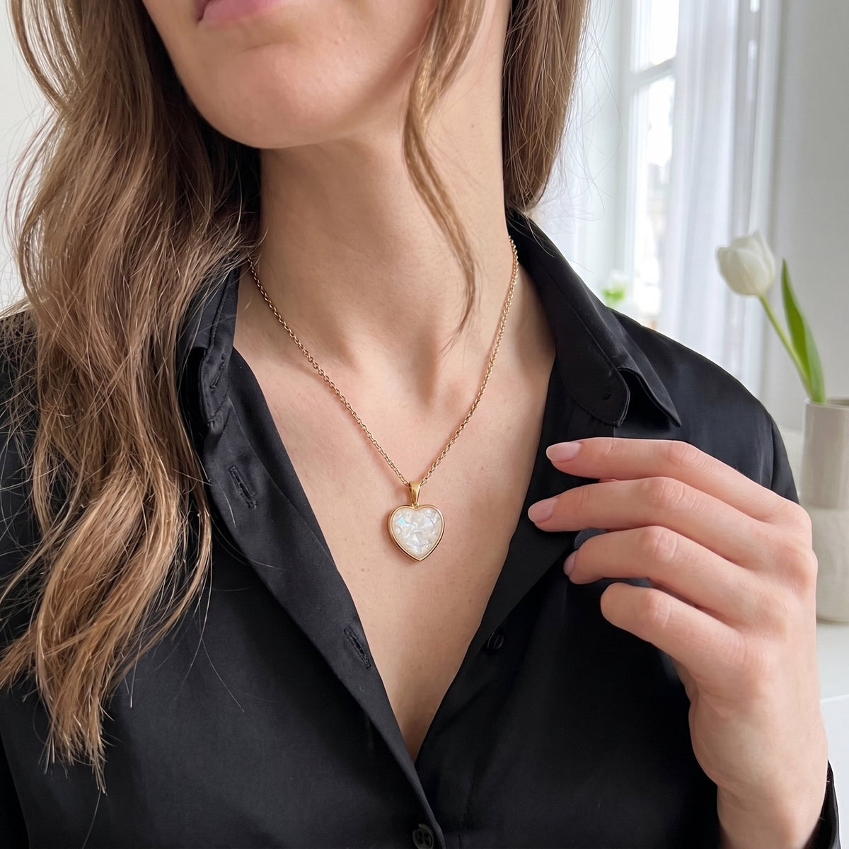 Lundholm Beatrice ketting met hanger hart parelmoer, goudkleurig, gedragen