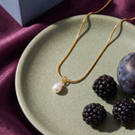 Lundholm Florine ketting met parel hanger goudkleurig, detail
