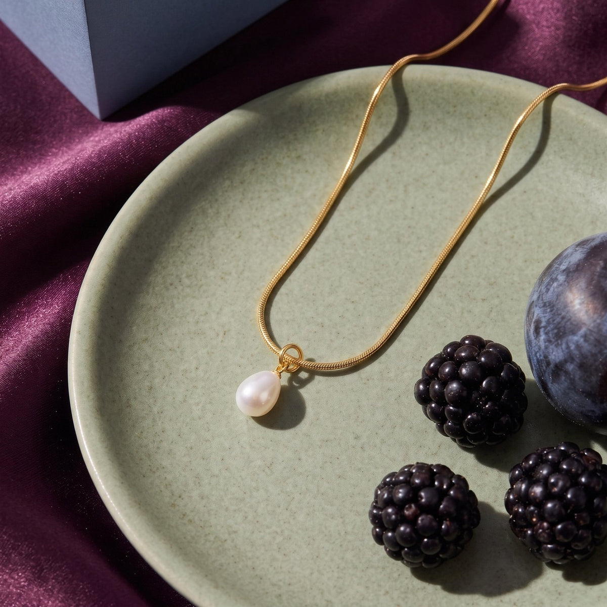 Lundholm Florine ketting met parel hanger goudkleurig, detail