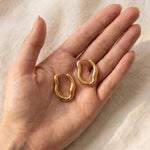Iselin Oorbellen Stainless Steel Chunky Golvende Oorringen 2,5 cm Goudkleurig foto 4