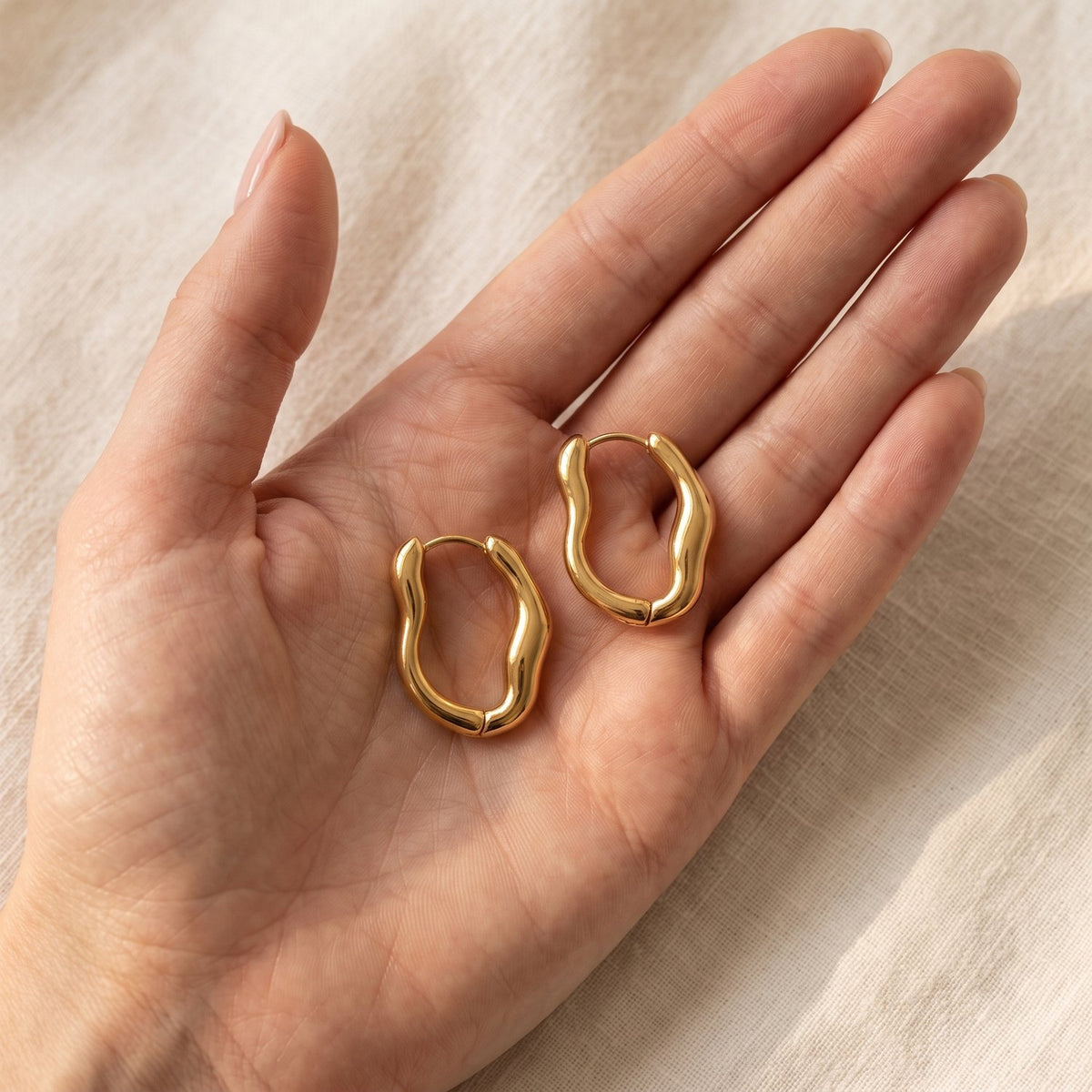 Iselin Oorbellen Stainless Steel Chunky Golvende Oorringen 2,5 cm Goudkleurig foto 4
