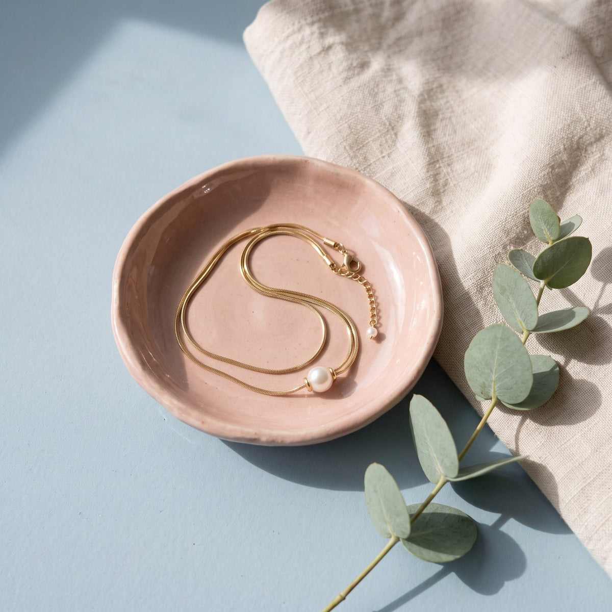 Lundholm Margaux parelketting met dubbele slangenketting, goudkleurig, detail