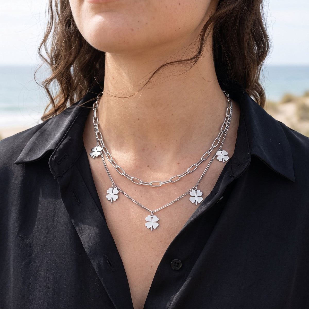 Vrouw draagt de Lundholm Georgia layered klavertjevier ketting zilverkleurig