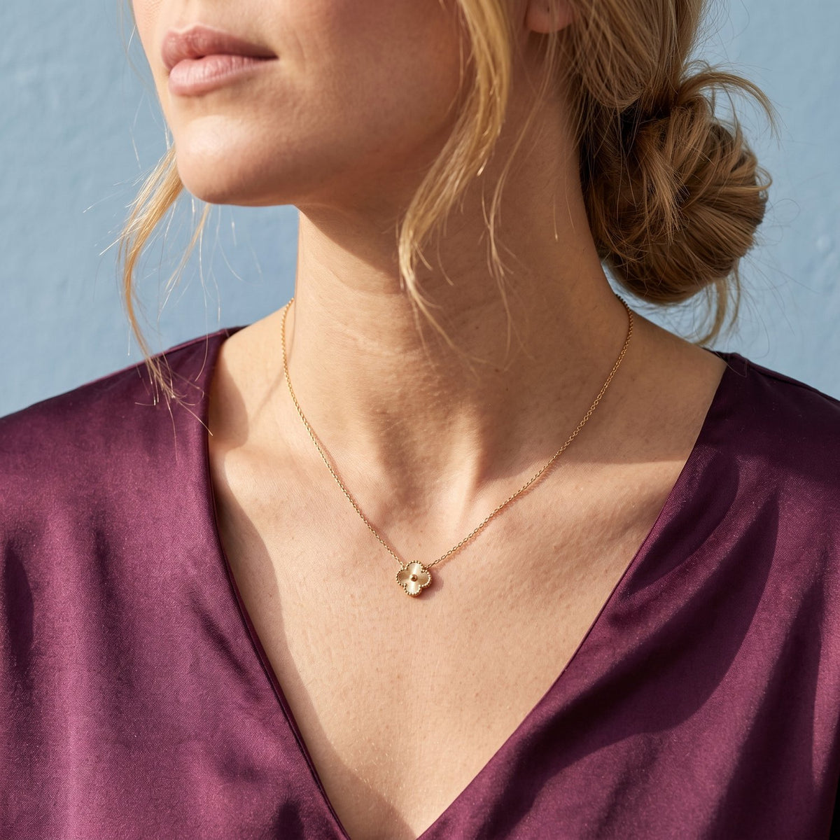 Model draagt de Lundholm Felicia klavertje vier ketting goudkleurig