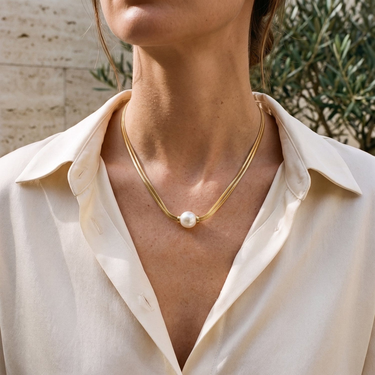 Lundholm Margaux parelketting met dubbele slangenketting, goudkleurig, gedragen