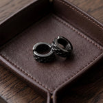 Lundholm Oscar heren earcuff oorbellen, zwart, detail