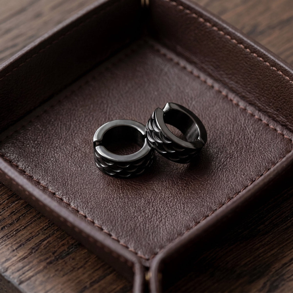 Lundholm Oscar heren earcuff oorbellen, zwart, detail