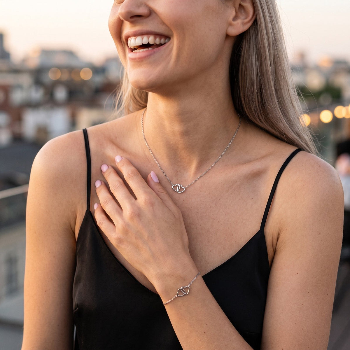 Tova Sieradenset Dames Stainless Steel Hartjes Ketting en Armband Zilverkleurig foto 2