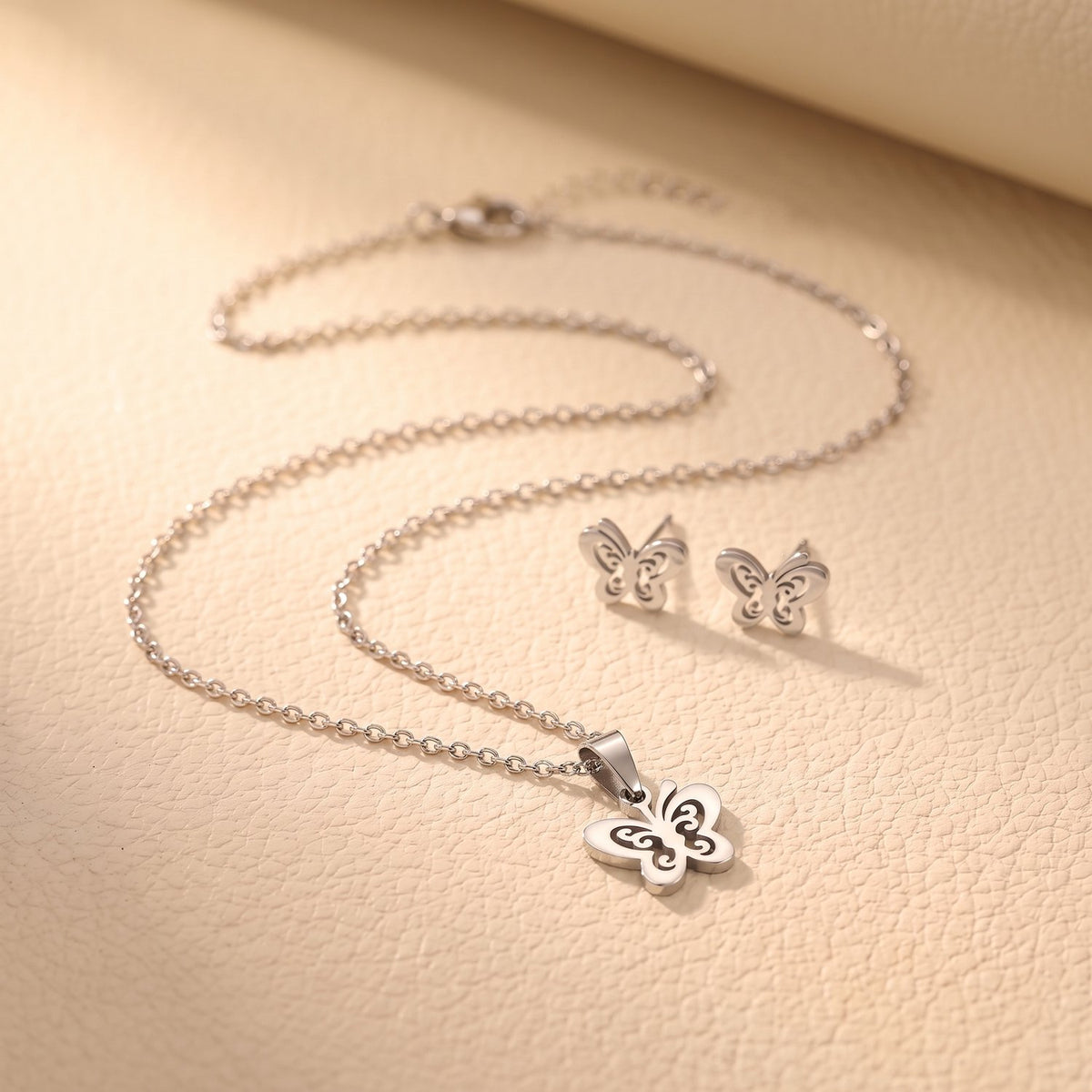 Lundholm Edda vlinder ketting en oorknopjes zilver detail