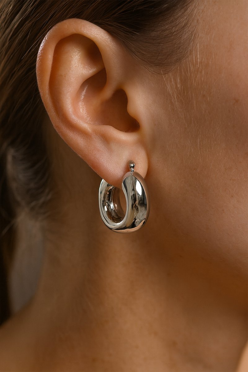 Lundholm Oorbellen Dames – Premium Stainless Steel grote oorringen zilver – Zilver kleurige Dikke Oorringen (3,4 × 3,2 cm) – Hol & Licht – Waterproof & Hypoallergeen – Inclusief Luxe Geschenkverpakking