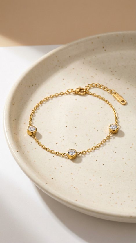 Lundholm Faye armband goud aan pols — elegante schakelarmband met zirkonia