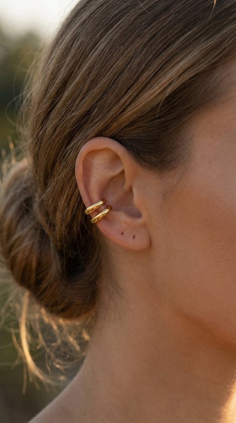 Lundholm Lize earcuff goud productfoto — premium stainless steel PVD gold plated dubbel gebogen