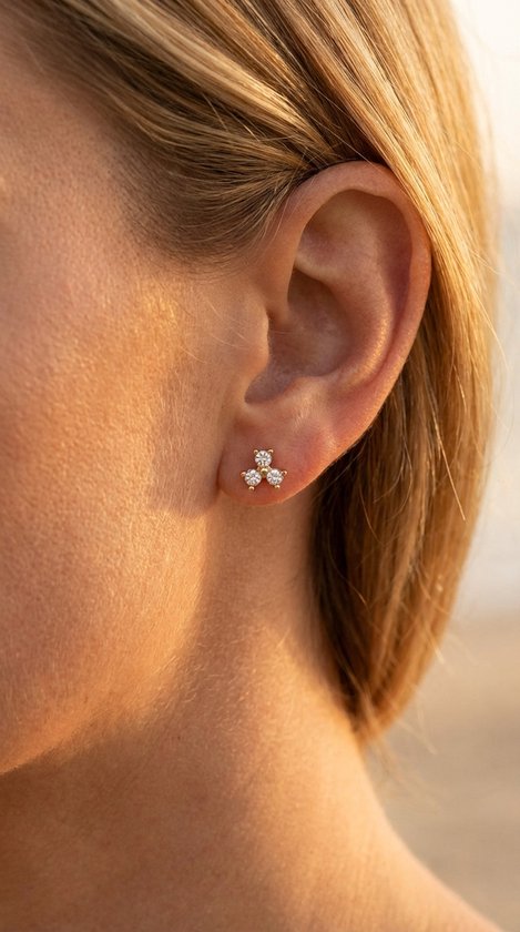 Lundholm Ziza zirkonia oorknopjes detail — sprankelende kleine luxe studs goud