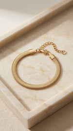 Lundholm Danielle armband detail — gladde snake chain structuur goudkleurig