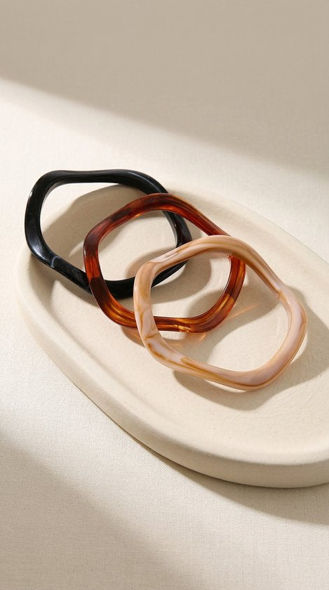 Lundholm Nienke hars bangle armband detail — organische statement armband Scandinavisch design