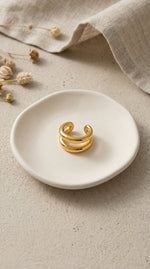 Lundholm Lize earcuff goud detail — fijne dubbel gebogen oorrand klem Scandinavisch design