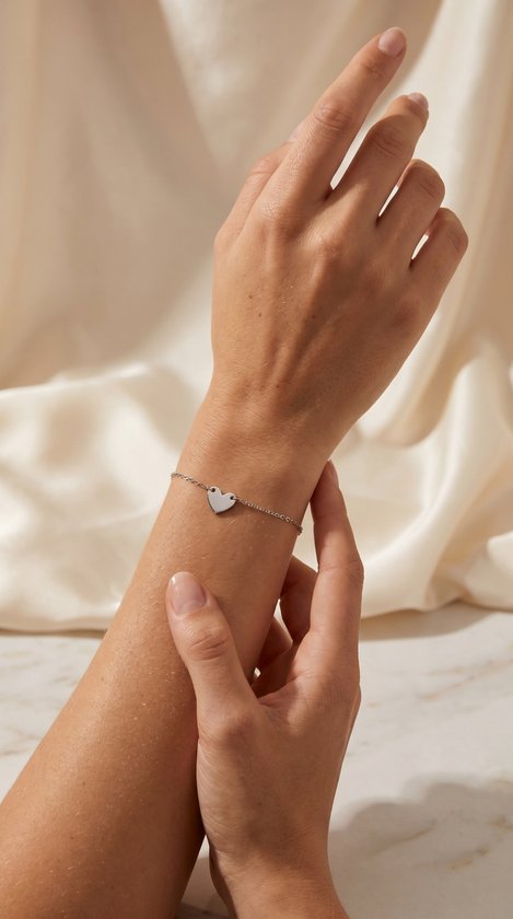 Lundholm Marthe armband zilver detail — subtiel hartje bedel verfijnd damessieraad