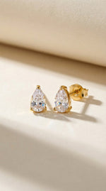 Lundholm Grace Birthstone studs detail — PVD gold plated minimalistisch sieraad