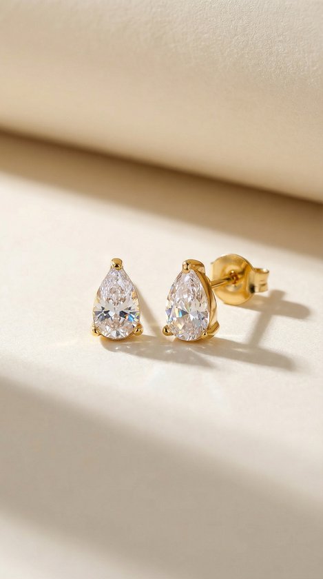 Lundholm Grace Birthstone studs detail — PVD gold plated minimalistisch sieraad
