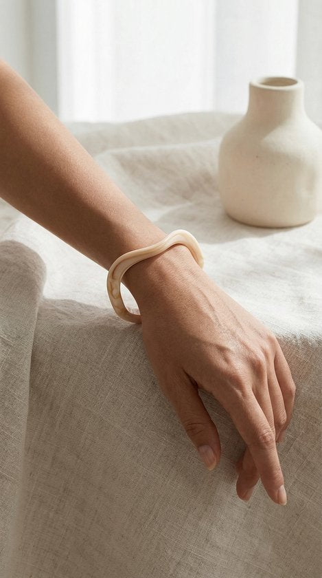 Lundholm Nienke bangle armband alternatief aanzicht — hars resin trendy bangle