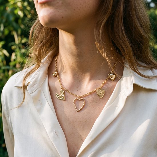 Lundholm Cecily bedelketting met vijf hartjes goudkleurig gedragen