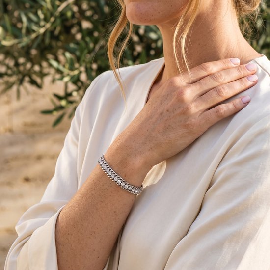 Lundholm Iza armband gedragen – Zilverkleurig