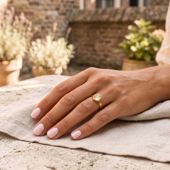 Lundholm Ella witte maansteen ring detail moonstone goud pvd