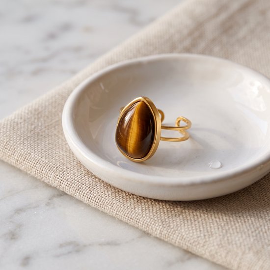 Lundholm Rosan ring goud bruin tijgeroog gedragen