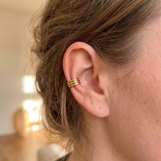 Lundholm Soof earcuff goud detail — gladde gouden oorklem Scandinavisch design close-up