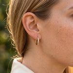 Lundholm Delia oorringen 15 mm gedragen – Goud / 15 mm
