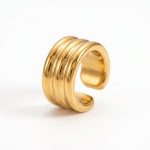 Lundholm Soof earcuff goud op oor — gedragen lifestyle close-up zonder piercing nodig