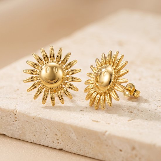 Lundholm Soley oorbellen close-up — lachende zon hangers goud verguld