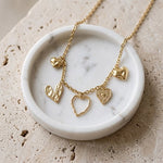Lundholm Cecily hartjes ketting goudkleurig op marmer