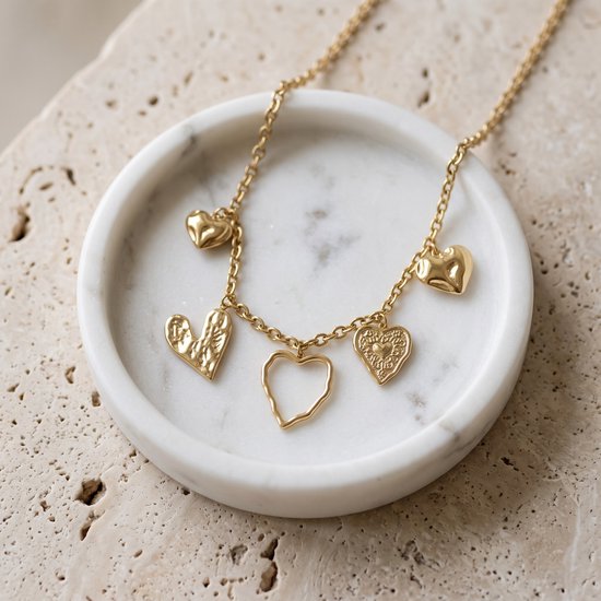 Lundholm Cecily hartjes ketting goudkleurig op marmer