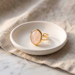 Lundholm Rosan ring goud roze gedragen